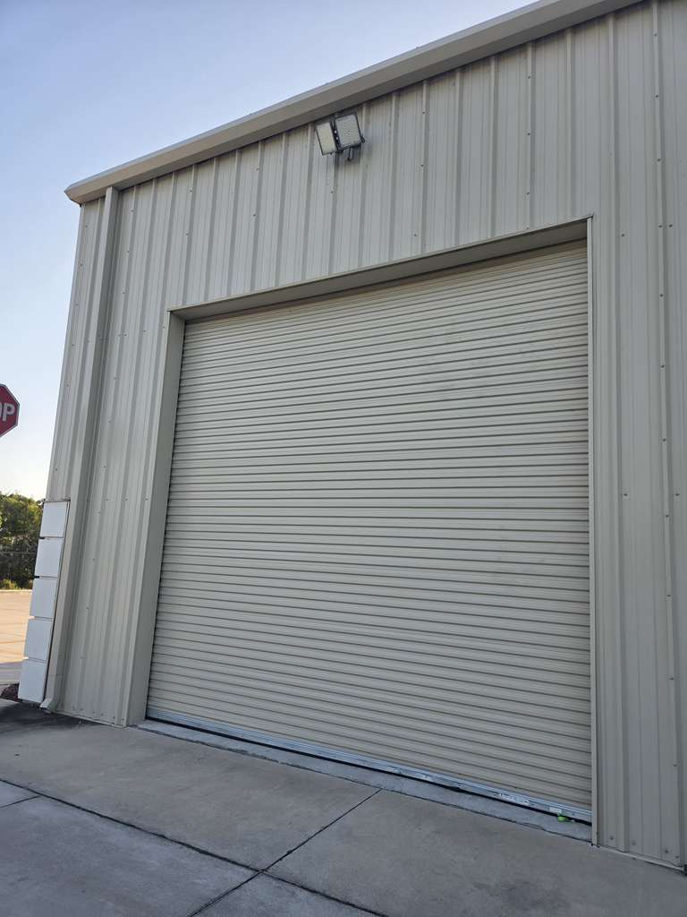 Garage Door Repair Near Me – What to Expect from Emergency Service